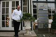 Johann Lafer (hier vor seinem Restaurant Le Val d'or in Stromberg) ist einer der Köche der Live-Kochshows (Foto: Martin Schmitz)